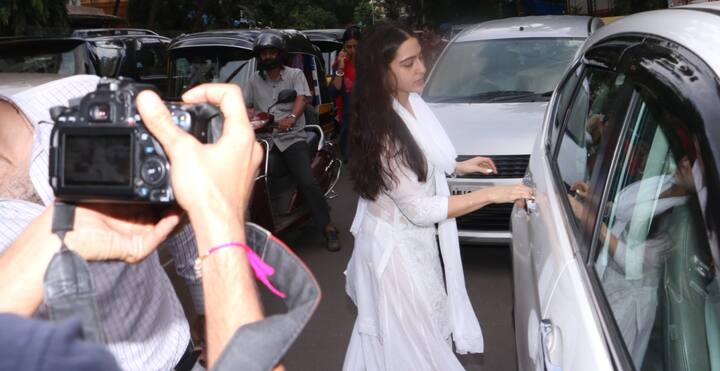 Sara Ali Khan post visiting Shree Mukteshwar Temple in Juhu, Mumbai where her actress-mother Amrita Singh was accompanying her too.