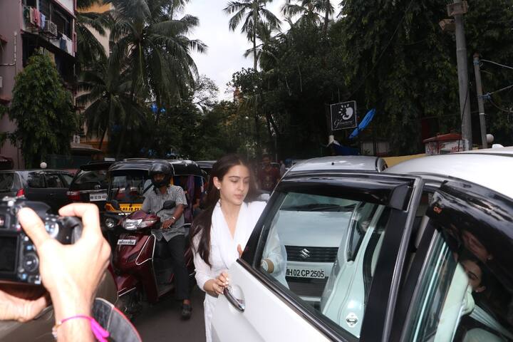Sara Ali Khan post visiting Shree Mukteshwar Temple in Juhu, Mumbai where her actress-mother Amrita Singh was accompanying her too.