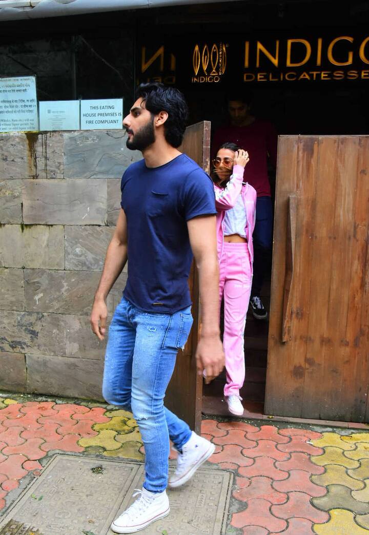 Both Ahan and his girlfriend were casually dressed for their date