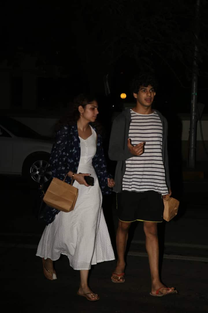 The Bollywood newbie who otherwise happily poses with the shutterbugs looked uncomfortable! 