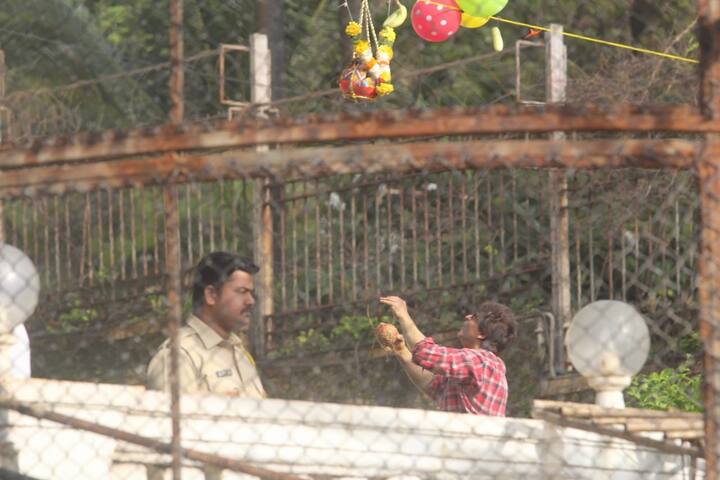 Dad SRK then goes ahead and performs the ritual that the whole country is enjoying doing in all the cities. Srk inside Mannat, reaching out for the handi during dahi-handi celebration.