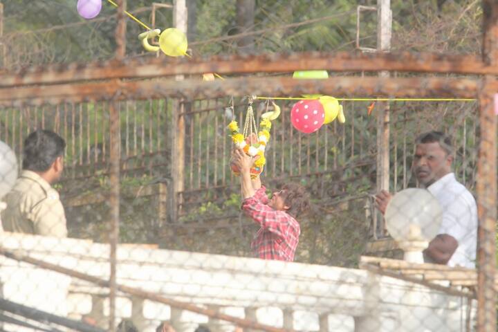 Srk goes for the matki-phod tradition celebrating Janmashtmi at Mannat.