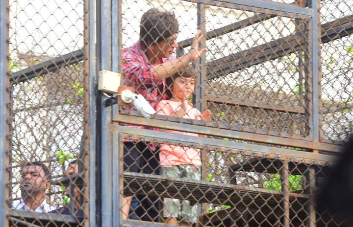 Srk-Abram greet fans from Mannat after performing Dahi-Handi ritual during Janamshtmi 2018 celebrations.