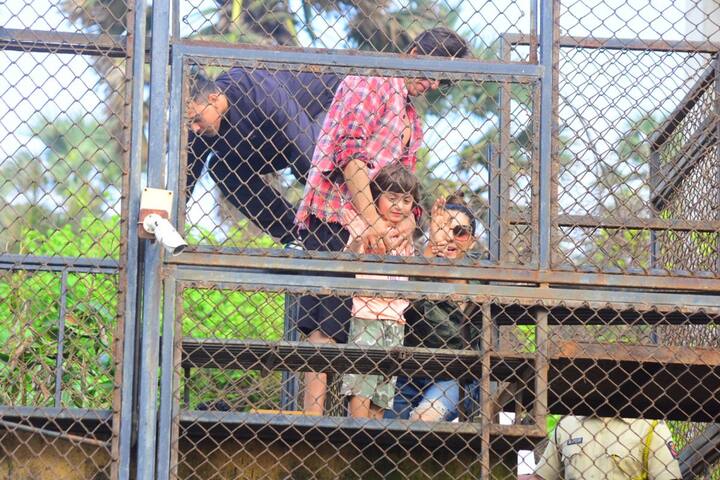 Srk-Abram and Gauri greet fans from Mannat after performing Dahi-Handi ritual during Janamshtmi 2018 celebrations.