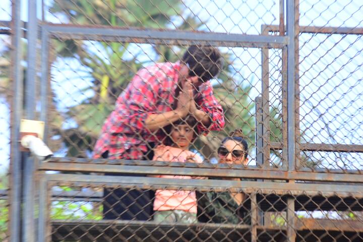 Srk-Abram and Gauri greet fans from Mannat after performing Dahi-Handi ritual during Janamshtmi 2018 celebrations.