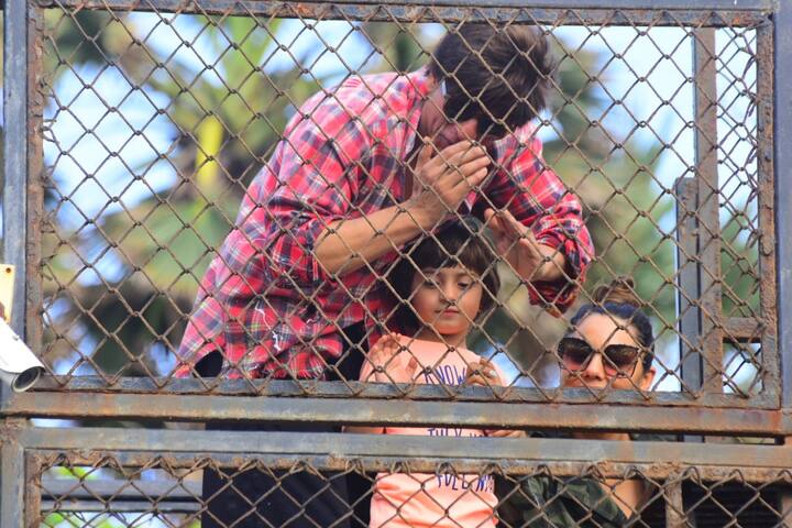 Srk-Abram and Gauri greet fans from Mannat after performing Dahi-Handi ritual during Janamshtmi 2018 celebrations. (All Pics: Manav Manglani)