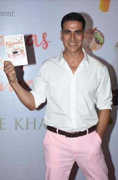 The 'Padman' actor flaunted the book in his hands and looked dapper in a white shirt and baby pink trousers.