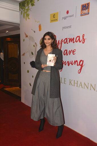 Bollywood Diva Sonam Kapoor also attended the book launch event in Mumbai to support Twinkle Khanna. (All PICS credit- Manav Manglani)