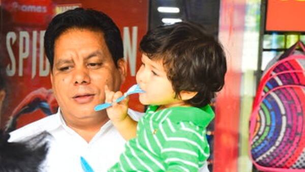 Taimur was as usual in his playful mood and can be seen chewing a plastic fork.