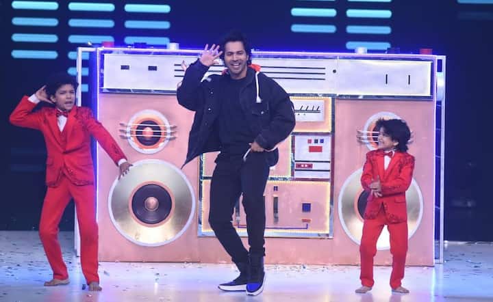 Varun Dhawan performed with the wonder boy of Dance Deewane-Alok Shaw. His film ‘Sui Dhaaga’ will hit the silver screens on September 28. (All PICS credit- Manav Manglani)