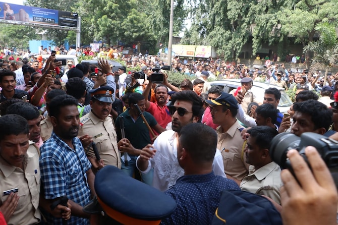 RK Studios' Ganpati Last Visarjan: Ranbir, Rishi, Randir, Rajiv Kapoor Bid  Goodbye To Elephant God