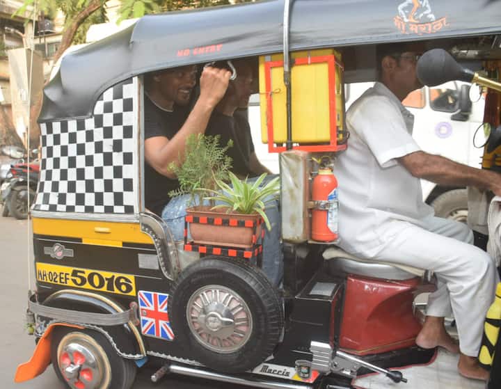 Will Smith came to India to speak at a media conclave held last week in Delhi. And now, he is making most of his spare time in chilling and meeting friends. Recently, he was seen enjoying an auto rickshaw ride. Check out the pictrues below...(Photo: Manav Manglani)
