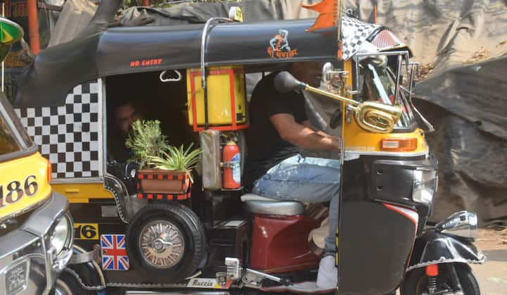 Will Smith got clicked by paparazzi will driving the auto rickshaw and he happily posed for them. (Photo: Manav Manglani)