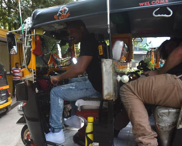 Will Smith looked excited as he drives auto rickshaw on Mumbai streets. (Photo: Manav Manglani)