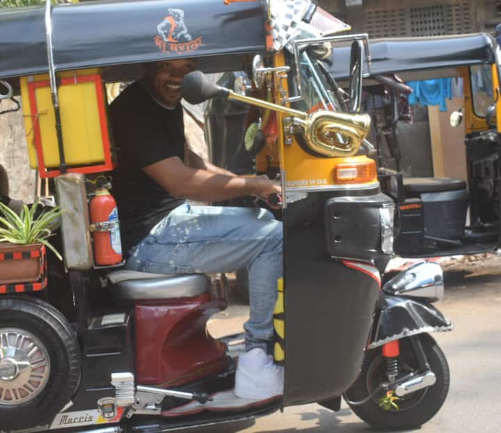 Will Smith is all smiles as he gets snapped by paparazzi while enjoying auto rickshaw ride. (Photo: Manav Manglani)
