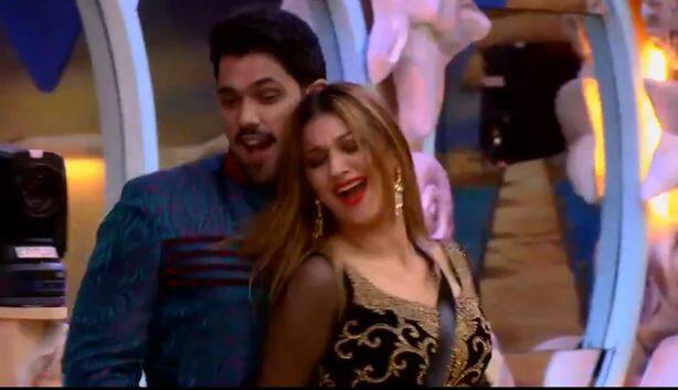 Looking at the blooming friendship between Jasleen Matharu and Shivashish Mishra, Kajol will ask them to dance together on her famous track ‘Yeh Kaali Kaali Aakhen’ from the movie Baazigar.