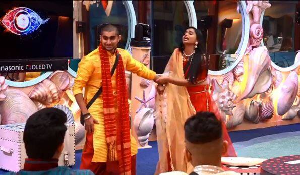 - In another funny instance, she will ask Deepak Thakur and his jodidaar Urvashi Vani to recreate her iconic scene of, ‘Ja Simran, Jee le Apni Zindagi’ from her movie, ‘Dilwale Dulhaniya Le Jayenge’.