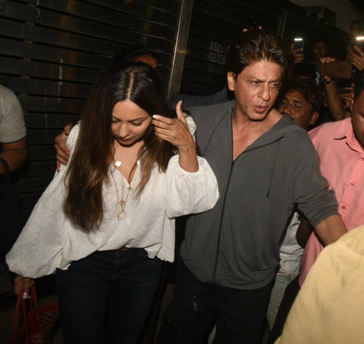 SRK looked dapper in black and grey whereas wife Gauri looked pretty in black denims and a white top. (Photo: Manav Manglani)