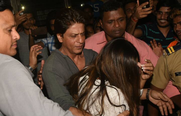  SRK was seen protecting wife Gauri from getting mobbed by their fans. (Photo: Manav Manglani)