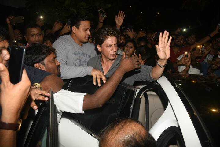 Later, the superstar got snapped while waving at the fans. (Photo: Manav Manglani)