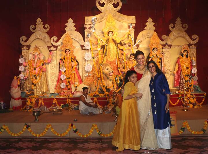 Draped in a beige-coloured sari teamed with a red embroidered silk blouse, Sushmita was looking stunningly gorgeous as her daughters looked pretty in their suits