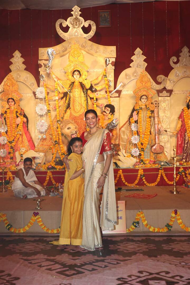 To create the perfect Bengali look she tied her hair up in a neat bun and rounded it out with a red bindi.