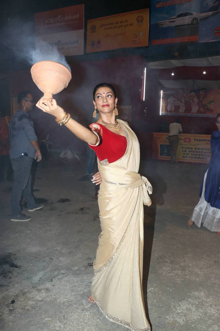 Sushmita Sen and her elder daughter Renne was seen holding an incandescent earthen pot – with coconut husk and camphor – and swaying to the beautiful rhythm of the dhaaki (drum).