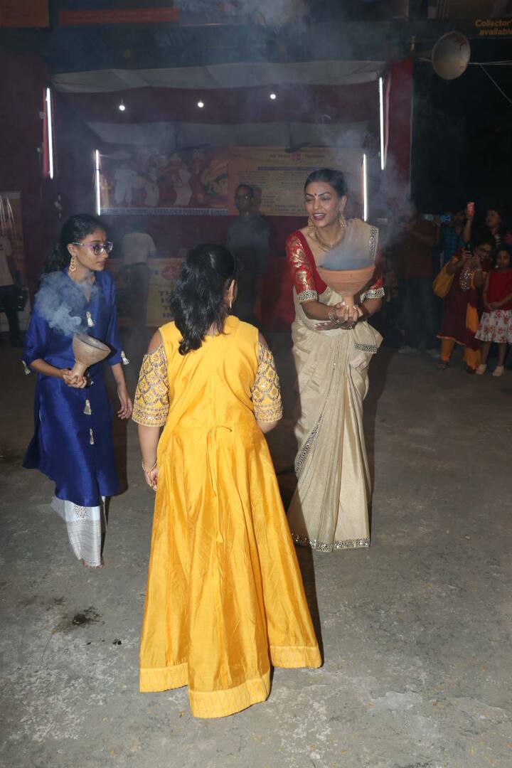 Sushmita gracefully danced with her girls at the pandal 