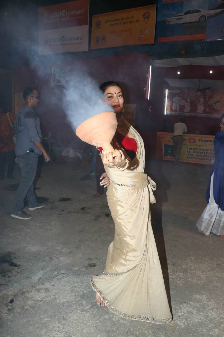 No wonder the highlight of the night was when this gorgeous mommy picked up an earthen vessel with incandescent smoke flowing from it. 