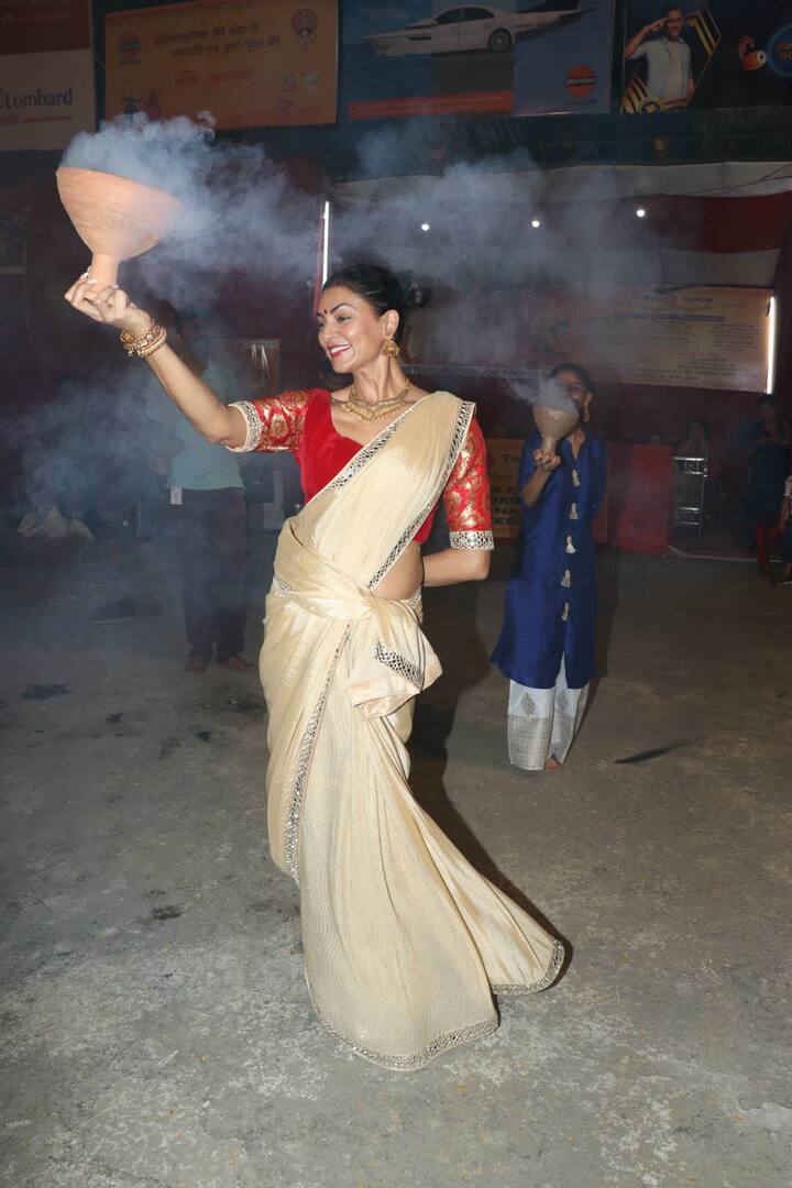 She swayed beautifully to the music doing the Dhunuchi nach with her eldest daughter Renee. 