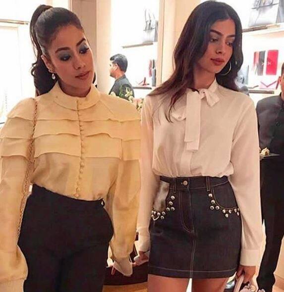 The sisters clicked candid!