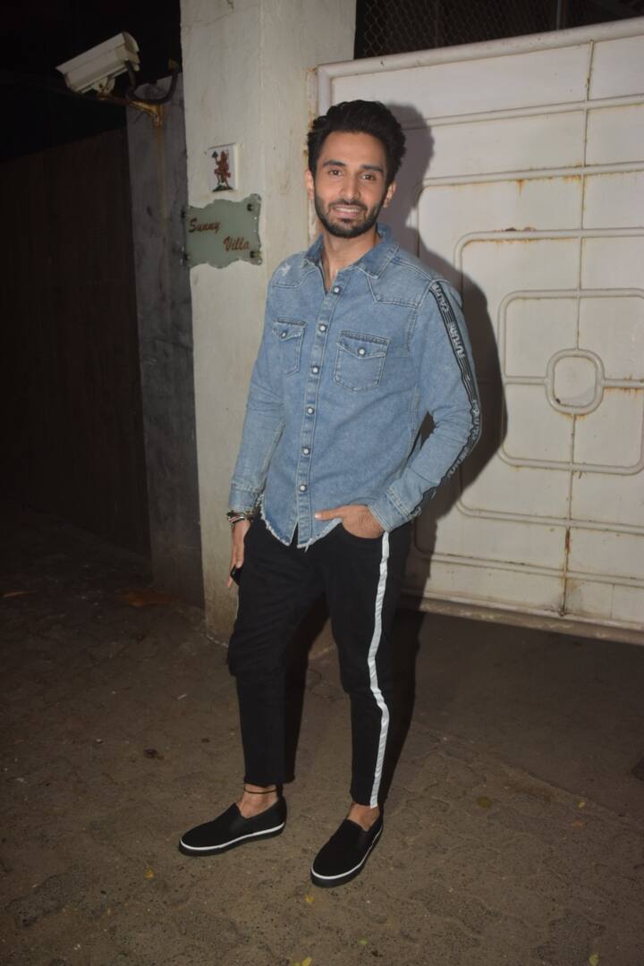 Apart from Saif-Kareena, other Bollywood stars to attended the film's screening...here's a picture of Saif's 'Baazaar' co-star Rohan Mehra snapped by paparazzi looking dapper. (Photo: Manav Manglani)