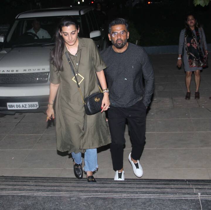 Suniel Shetty with wife Mana Shetty at 'Baazaar' screening. (Photo: Manav Manglani)