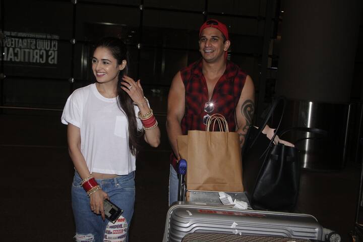 The newly-wed couple was all smiles as they pose for the paparazzi at Mumbai Airport. (Photo: Manav Manglani)