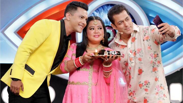 Also seen on stage was singer Aditya Narayan 