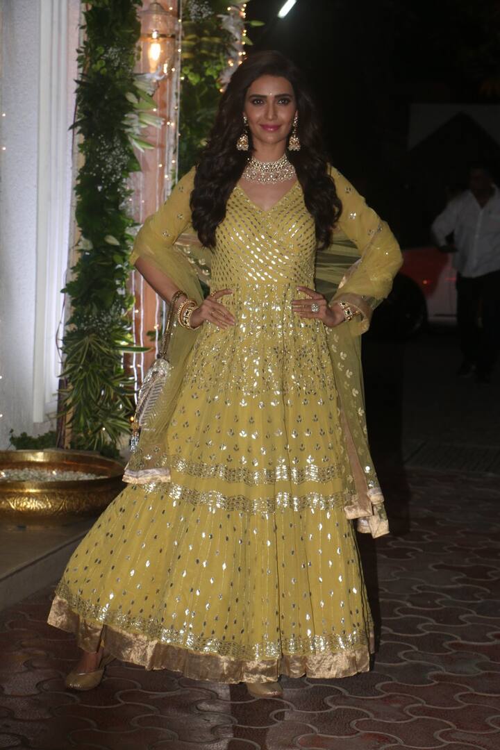 TV actress Karisma Tanna, who was also a part of films like 'Grand Masti' & 'Sanju', looked beautiful as she poses for the paparazzi. (Photo: Manav Manglani)
