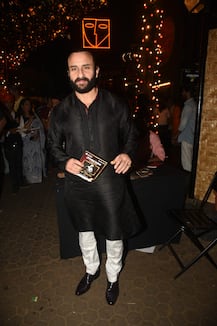 PICS: Royal couple Saif & Kareena look stunning as they pose together at Prithvi Theatre Festival!