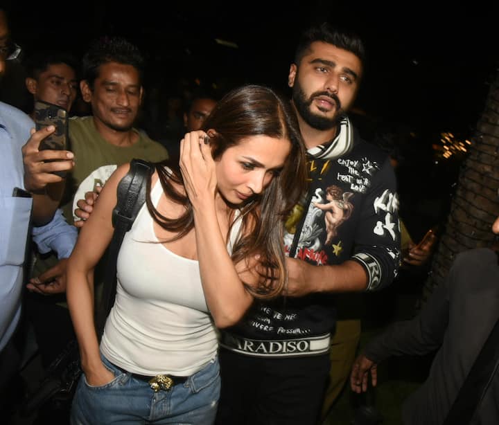 Arjun was seen shielding Malaika from paparazzi as well as fans. (Photo: Manav Manglani)