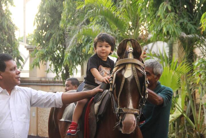 Just look at the way Taimur is sitting on the horse, isn’t it cute? (Source- Manav Manglani)
