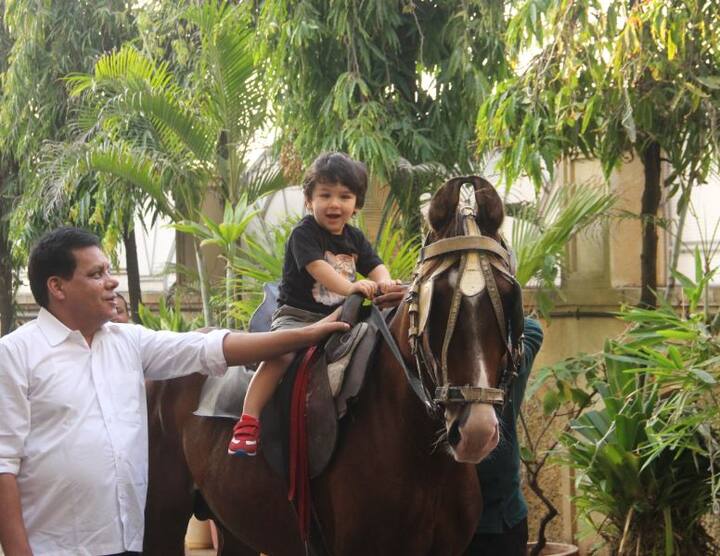 With pictures as cute as these, how can the paparazzi not click him, isn’t it?