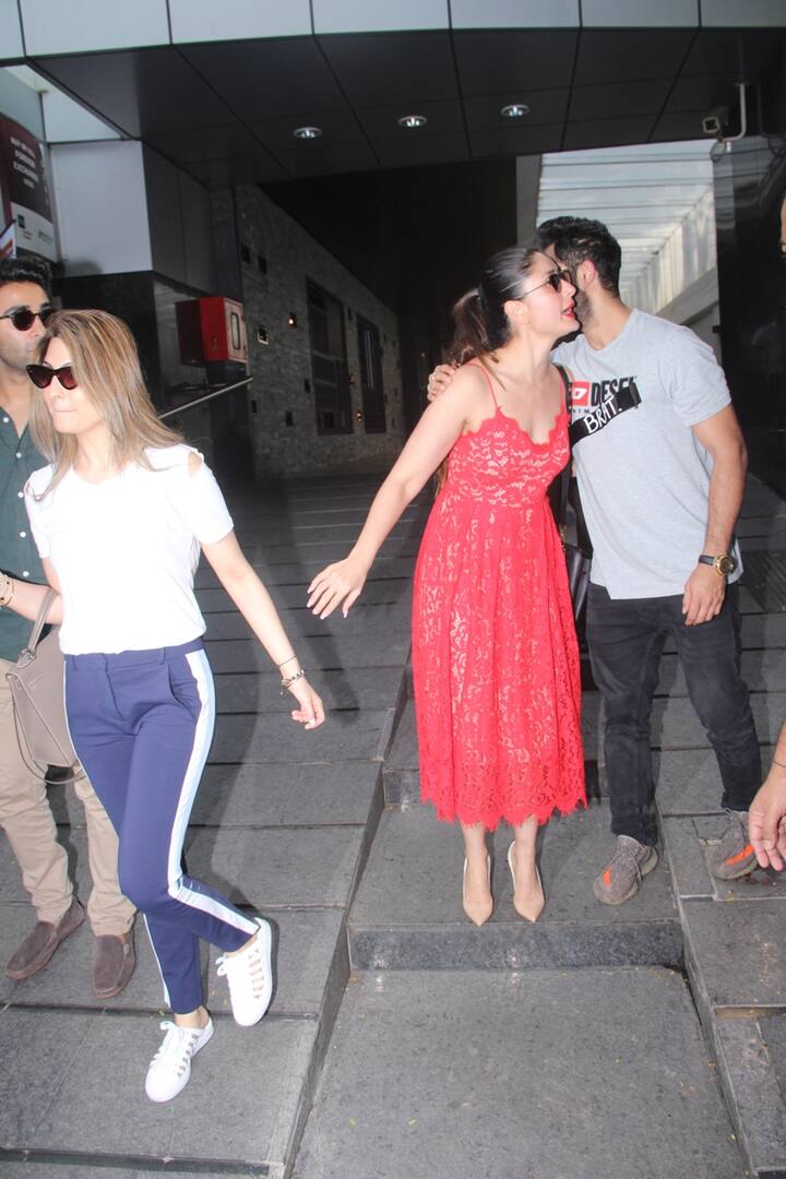 Kareena bidding goodbye to her cousin brother. (Pic: Manav Manglani)