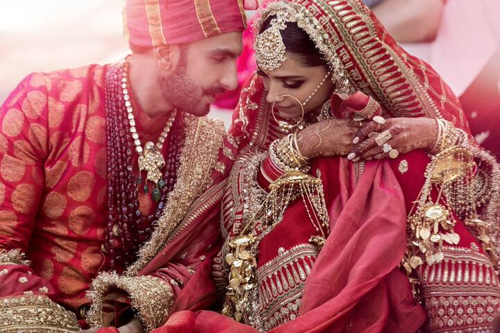 Deepika wore a red lehenga for her Sindhi wedding with beau Ranveer and she looked absolutely goregous. The ‘Tamasha’ actress was all decked up in a heavy maang tika, a beautiful nath, traditional chooda and kalire. Here’s are other Bollywood actress who chose Sabyasachi for their wedding trousseau.