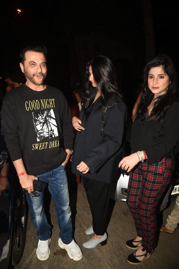 Picture of Arjun's uncle-aunt & cousin - Sanjay-Maheep Kapoor & Rhea Kapoor going towards their car. (Photo: Manav Manglani)