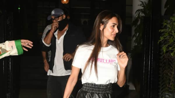 PICS: Arjun Kapoor hides his face after dining with Malaika Arora & others! PICS: Arjun Kapoor hides his face after dining with Malaika Arora & others!