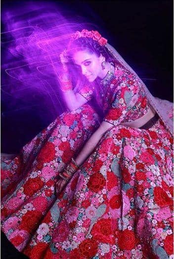 Dark-kohl eyes and her million dollar smile made Deepika look extravagant.