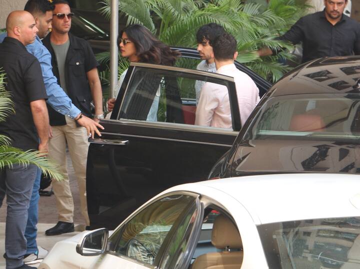 The groom-to-be Nick Jonas was in a kurta with light pink shade teaming with white pyjamas.