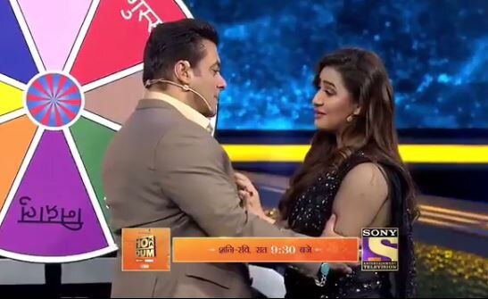 Salman Khan and Shilpa Shinde recite ROMANTIC DIALOGUES for each other on DUS KA DUM 3 Salman Khan and Shilpa Shinde recite ROMANTIC DIALOGUES for each other on DUS KA DUM 3