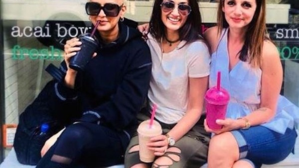 Sonali Bendre shares new bald picture with her pillars of strength & her positive message will win your hearts! (FULL PIC INSIDE) Sonali Bendre shares new bald picture with her pillars of strength & her positive message will win your hearts! (FULL PIC INSIDE)