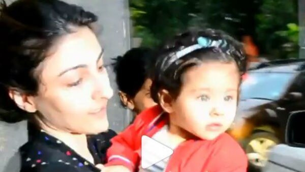 WATCH: Soha Ali Khan gets ANGRY on paparazzi as they flashes camera lights on her BABY GIRL Inaaya Naumi Kemmu! WATCH: Soha Ali Khan gets ANGRY on paparazzi as they flashes camera lights on her BABY GIRL Inaaya Naumi Kemmu!