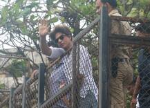 Shah Rukh Khan & son Abram Khan greet fans outside Mannat on 'Eid-Al-Adha 2018'!